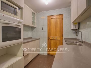Casa de 4 Dormitorios en Venta | Amplios Espacios, Quincho y Frente a Plaza