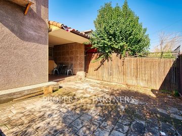 Casa de 4 Dormitorios en Venta | Amplios Espacios, Quincho y Frente a Plaza