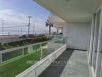 Amplio departamento con 5 estacionamientos en Edificio Neohaus