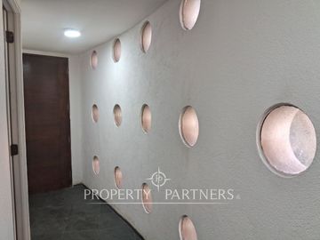 Amplio departamento con 5 estacionamientos en Edificio Neohaus