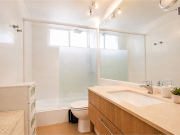 En Venta Amplio Dpto De 4 Dorm.  En Las Condes
