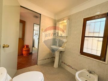 Parcela con casa luminosa y gran terreno