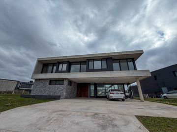 ALQUILER CASA 6 AMB EN LA CALESA CON VISTA AL LAGO