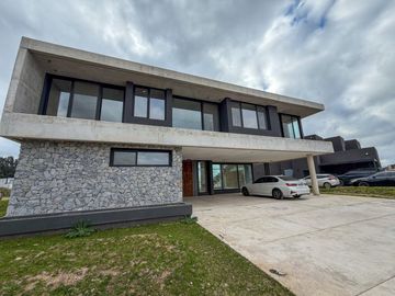 ALQUILER CASA 6 AMB EN LA CALESA CON VISTA AL LAGO