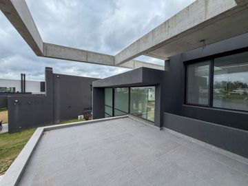 ALQUILER CASA 6 AMB EN LA CALESA CON VISTA AL LAGO
