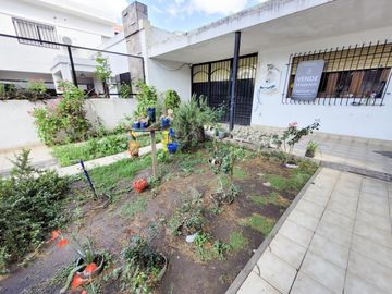 Venta Chalet de 3 dormitorios con jardin y patio. Rosario.