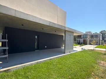 Casa en Canning Chico