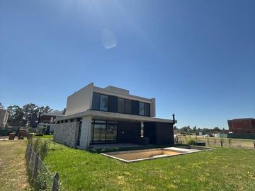 Casa en Canning Chico