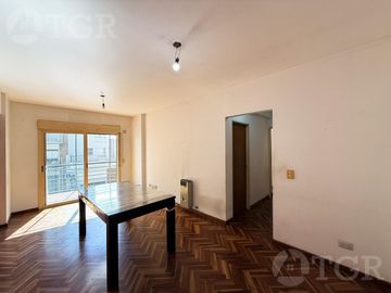 Venta Departamento 3 ambientes con cochera balcón y Baulera en Flores