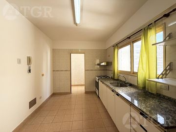 Venta Departamento 3 ambientes con cochera balcón y Baulera en Flores