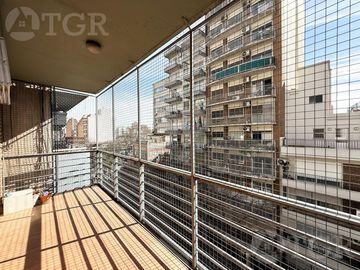Venta Departamento 3 ambientes con cochera balcón y Baulera en Flores
