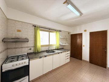 Venta Departamento 3 ambientes con cochera balcón y Baulera en Flores