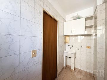 Venta Departamento 3 ambientes con cochera balcón y Baulera en Flores