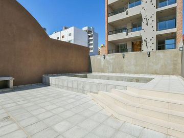 Departamento dos dormitorios con patio y cochera en venta  Pichincha