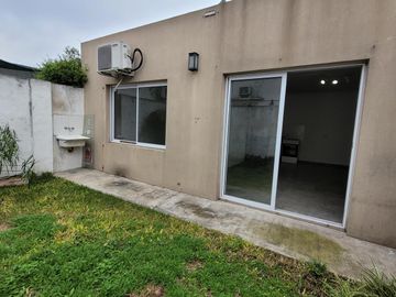 Departamento 2 Ambientes en Alquiler con Patio y Aire Acondicionado