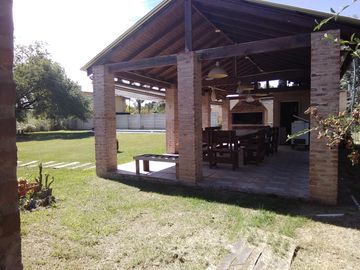 VENTA CASA QUINTA 4 AMBIENTES PARADA ROBLES