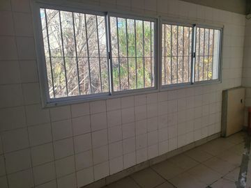 Local Comercial. Planta Baja: 8 x 41 m. 1º Piso: 300 m². Apto todo destino.