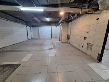 Local Comercial. Planta Baja: 8 x 41 m. 1º Piso: 300 m². Apto todo destino.