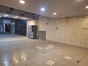 Local Comercial. Planta Baja: 8 x 41 m. 1º Piso: 300 m². Apto todo destino.