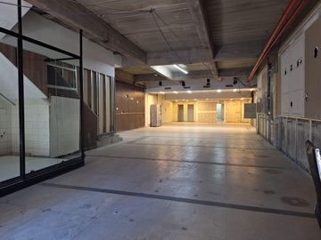 Local Comercial. Planta Baja: 8 x 41 m. 1º Piso: 300 m². Apto todo destino.