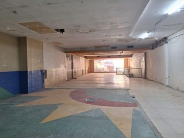 Local Comercial. Planta Baja: 8 x 41 m. 1º Piso: 300 m². Apto todo destino.