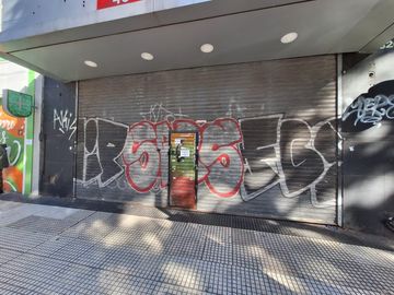 Local Comercial. Planta Baja: 8 x 41 m. 1º Piso: 300 m². Apto todo destino.