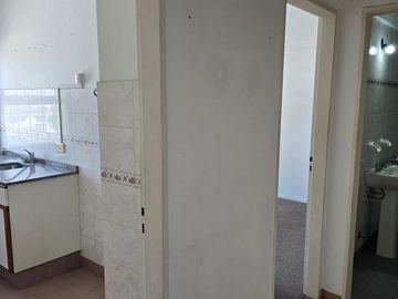 DEPTO DOS AMBIENTES, MUY BUENA UBICACION - C/COCHERA