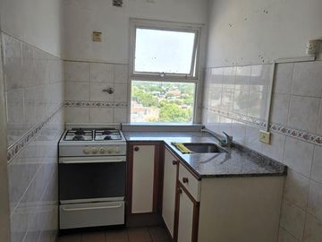 DEPTO DOS AMBIENTES, MUY BUENA UBICACION - C/COCHERA