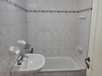 DEPTO DOS AMBIENTES, MUY BUENA UBICACION - C/COCHERA