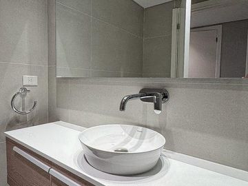 ALQUILER DEPAMPA - Departamento 2 ambientes AMOBLADO CON ESCRITORIO y cochera - Seg 24 hs