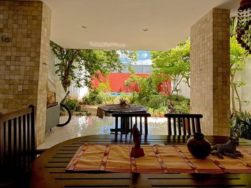 Casa de Lujo en Venta con Amplio Jardín y Alberca | Montes de Amé, Mérida