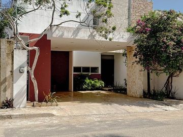 Casa de Lujo en Venta con Amplio Jardín y Alberca | Montes de Amé, Mérida