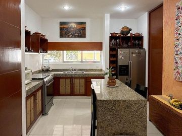 Casa de Lujo en Venta con Amplio Jardín y Alberca | Montes de Amé, Mérida