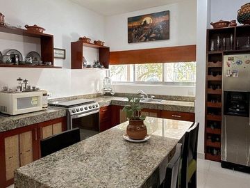 Casa de Lujo en Venta con Amplio Jardín y Alberca | Montes de Amé, Mérida