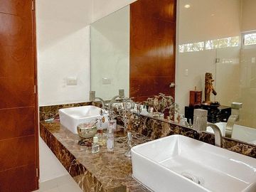 Casa de Lujo en Venta con Amplio Jardín y Alberca | Montes de Amé, Mérida
