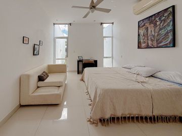 Casa de Lujo en Venta con Amplio Jardín y Alberca | Montes de Amé, Mérida