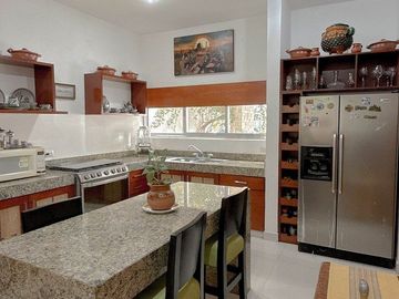 Casa de Lujo en Venta con Amplio Jardín y Alberca | Montes de Amé, Mérida