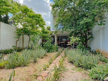 Casa de Lujo en Venta con Amplio Jardín y Alberca | Montes de Amé, Mérida