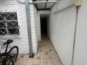 Oficina en 1er piso con balcón al frente en alquiler - Quilmes