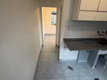 Oficina en 1er piso con balcón al frente en alquiler - Quilmes