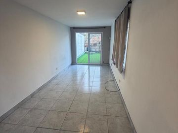 Oficina en 1er piso con balcón al frente en alquiler - Quilmes