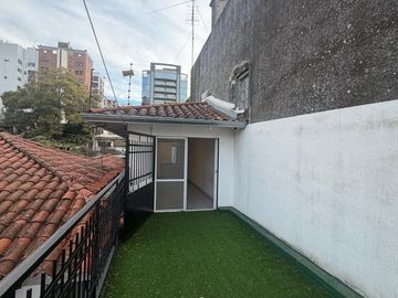 Oficina en 1er piso con balcón al frente en alquiler - Quilmes