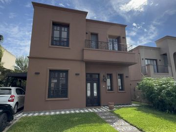 Casa en condominio con seguridad 24 hs en Gobernador Udaondo 4100