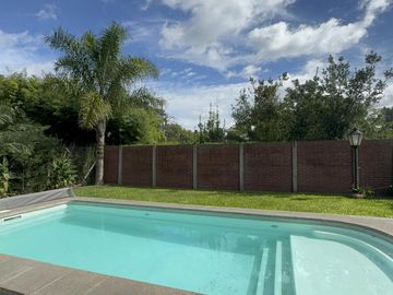 Casa en condominio con seguridad 24 hs en Gobernador Udaondo 4100