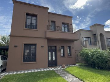 Casa en condominio con seguridad 24 hs en Gobernador Udaondo 4100