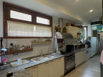 Casa en condominio con seguridad 24 hs en Gobernador Udaondo 4100