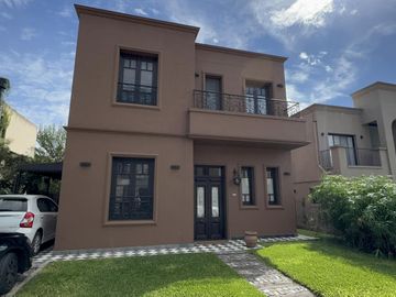 Casa en condominio con seguridad 24 hs en Gobernador Udaondo 4100