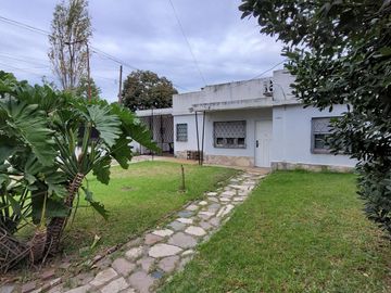 Casa 3 ambientes con parque cochera en venta - Morón