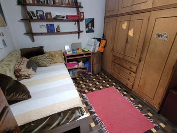 Casa 3 ambientes con parque cochera en venta - Morón