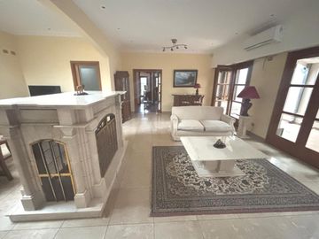 Chalet 1 planta 4 ambientes, gran parque. Olivos.